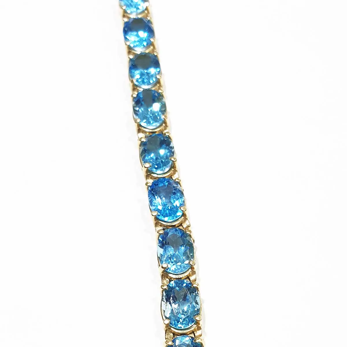 14kt Gold Bracelet with Blue Topaz 28cts