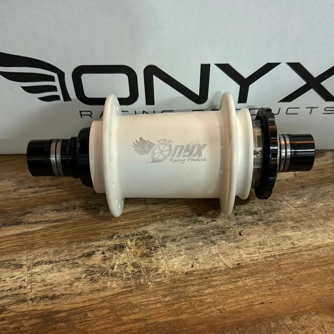 Onyx Hubs Cotm Snow White